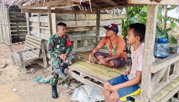 Babinsa Alue Ie Puteh Ngobrol Santai, Perkuat Kebersamaan TNI-Rakyat