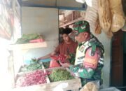 Babinsa Monitoring Harga Kebutuhan Pokok di Pasar Alur Cucur, Jaga Daya Beli Masyarakat