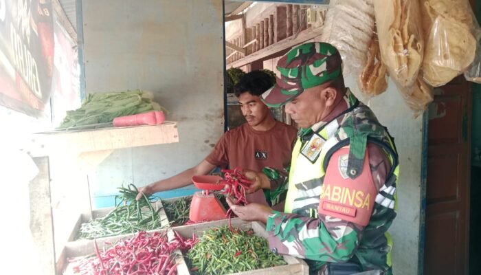 Babinsa Monitoring Harga Kebutuhan Pokok di Pasar Alur Cucur, Jaga Daya Beli Masyarakat