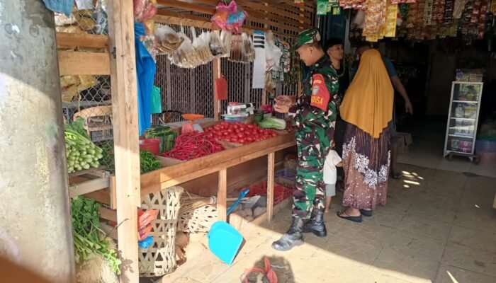 Pantau Harga Sembako Sekaligus Pererat Silaturahmi Dengan Warga, Babinsa Turun Ke pasar Tradisional