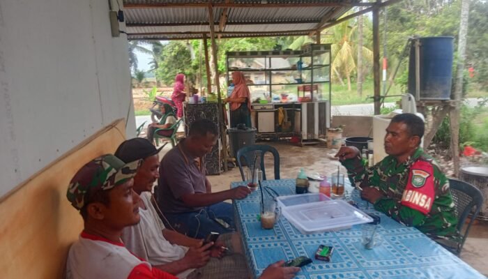 Ngopi Bareng Tokoh Masyarakat, Babinsa Laksanakan Komsos Dengar Keluh Kesah Warga