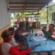 Ngopi Bareng Tokoh Masyarakat, Babinsa Laksanakan Komsos Dengar Keluh Kesah Warga