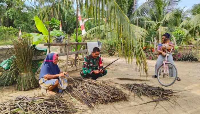 Babinsa Raja Komsos Bersama Pengrajin Sapu Lidi