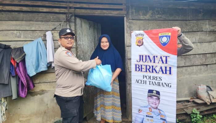 Pembagian sembako dalam rangka program Jumat berkah Kapolres Aceh Tamiang