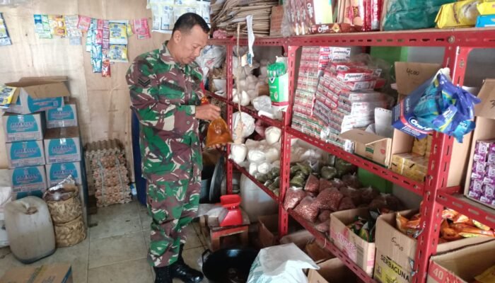 Jadi Mata Dan Telinga Kondisi Ekonomi Warga, Babinsa Pantau Harga Sembako Desa Binaanya