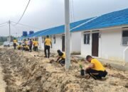Personel Polres Aceh Tamiang laksanakan penanaman pohon di huntap presisi ciptakan lingkungan asri dan nyaman