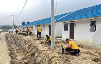 Personel Polres Aceh Tamiang laksanakan penanaman pohon di huntap presisi ciptakan lingkungan asri dan nyaman