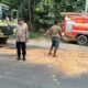 Respon cepat personel Polsek kejuruan muda tagani tumpahan Cpo di jalan lintas nasional bukit semadam
