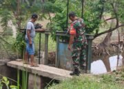 Babinsa Bersama Ketua Poktan Gotong Royong Cek Pintu Air, Pastikan Irigasi Lancar Demi Optimalkan Produktivitas Pertanian