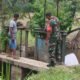 Babinsa Bersama Ketua Poktan Gotong Royong Cek Pintu Air, Pastikan Irigasi Lancar Demi Optimalkan Produktivitas Pertanian