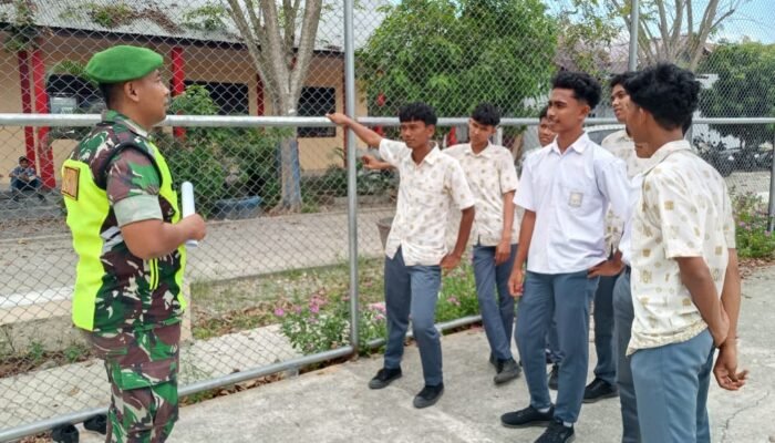 Melalui Komsos, Babinsa Berikan Motivasi kepada Siswi SMA agar Berprestasi, Berkarakter, dan Cinta Tanah Air