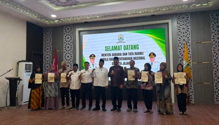 Kapolres Aceh Tamiang Hadiri Kunjungan Kerja  Menteri ATR/BPN Dalam Rangka Penyerahan Sertifikat Pengganti & Tinjau Progres Huntap