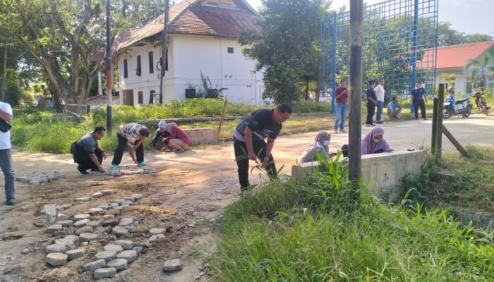 Kominsan Aceh Tamiang Wujudkan Kantor Bersih dan Produktif Melalui Gerakan Jumat Bersih Berbasis Gotong Royong
