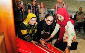 Kapolri Bersama Ketua Umum Bhayangkari Tinjau Bazar Kreasi Bhayangkari Nusantara 2026