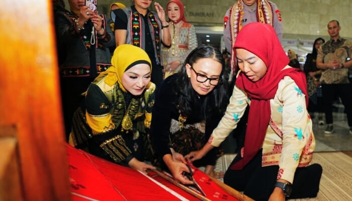 Kapolri Bersama Ketua Umum Bhayangkari Tinjau Bazar Kreasi Bhayangkari Nusantara 2026
