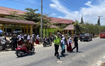 Lakukan Pengaturan Arus Lalulintas, Sat Lantas Polres Aceh Tamiang Pastikan Zona Aman Sekolah Lancar Dan Tertib