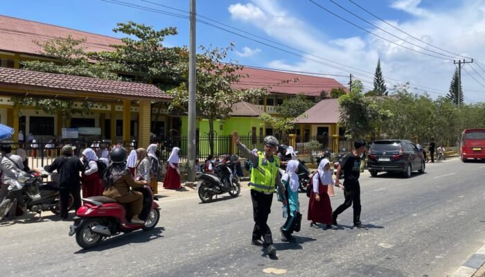 Lakukan Pengaturan Arus Lalulintas, Sat Lantas Polres Aceh Tamiang Pastikan Zona Aman Sekolah Lancar Dan Tertib