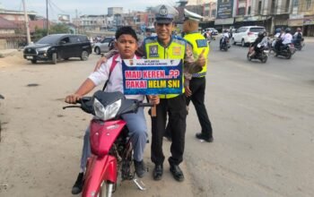 satlantas polres Aceh Tamiang berikan himbauan keselamatan saat jam berangkat sekolah