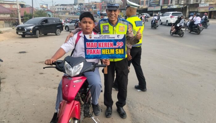 satlantas polres Aceh Tamiang berikan himbauan keselamatan saat jam berangkat sekolah