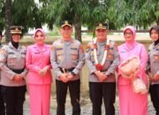 Pisah Sambut Kapolres Aceh Tamiang Diwarnai Kalung Bunga dan Pedang Pora  