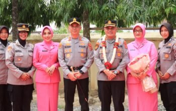 Pisah Sambut Kapolres Aceh Tamiang Diwarnai Kalung Bunga dan Pedang Pora  