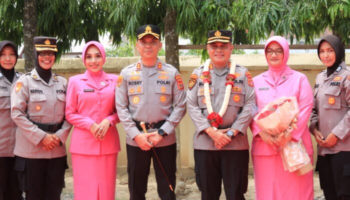 Pisah Sambut Kapolres Aceh Tamiang Diwarnai Kalung Bunga dan Pedang Pora  