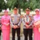 Pisah Sambut Kapolres Aceh Tamiang Diwarnai Kalung Bunga dan Pedang Pora  