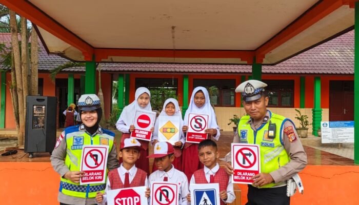 Jadi Inspektur Upacara, Personel Sat Lantas Polres Aceh Tamiang Berikan Edukasi Keselamatan Berkendara Sejak Usia Dini