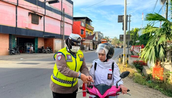 Satlantas Polres Aceh Tamiang Bagikan Bendera Merah Putih kepada Pengguna Jalan yang Tertib Berlalu Lintas