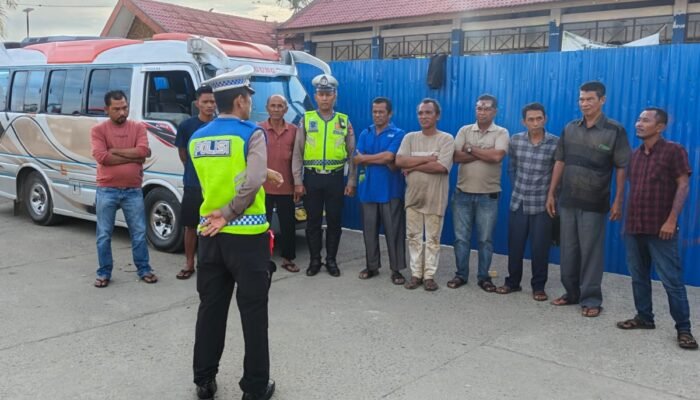 Satlantas Polres Aceh Tamiang Sosialisasikan Tertib Berlalu Lintas kepada Pengemudi Angkutan