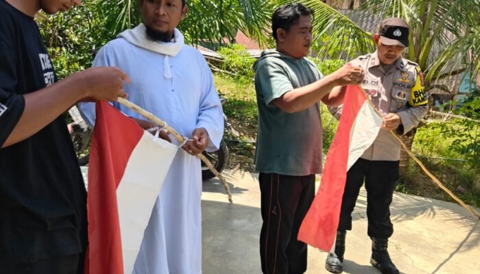 Jelang HUT ke -81 kemerdekaan RI bhabinkamtibmas Polsek kejuruan muda ajak masyarakat pasang bendera merah putih