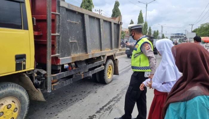 Lakukan Pengaturan Arus Lalulintas, Sat Lantas Polres Aceh Tamiang Pastikan Zona Aman Sekolah Lancar Dan Tertib