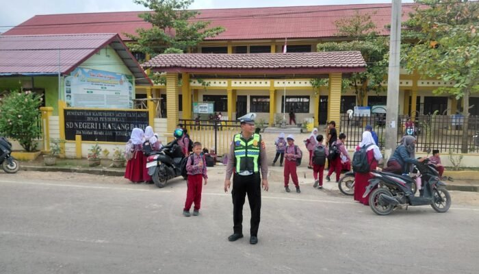 Sat Lantas Polres Aceh Tamiang Lakukan Pengaturan Arus Lalulintas Pastikan Zona Aman Sekolah Lancar Dan Tertib