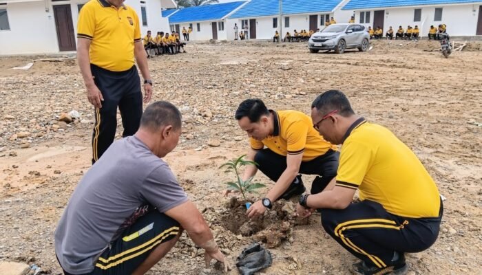 Polres Aceh Tamiang Tanam Pohon Mangga di Huntap Presisi, Semarakkan HUT RI ke-81
