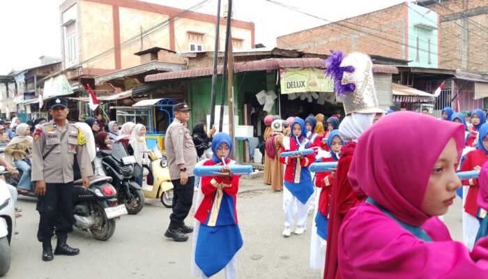 Polsek Seruway Kawal Karnaval dan Lomba Senam, Semarak HUT Ke-81 RI Berlangsung Aman dan Kondusif