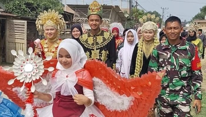 Kawal Karnaval HUT RI ke-81, Babinsa Koramil 04/Bendahara Jaga Keamanan Pelaksana Karnaval