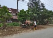 Babinsa Koramil 08/Rantau Gotong Royong Bersama Warga Bersihkan Lingkungan Desa Binaan
