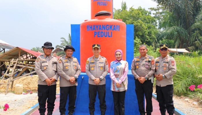 Kapolres Aceh Tamiang Bersama Ketua Bhayangkari Cek Sumur Bor Program Bhayangkari Peduli