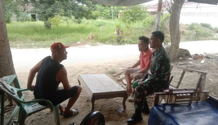 Senyum Ceria Babinsa Koramil 01/KSP Saat Laksanakan Komsos Bersama Warga