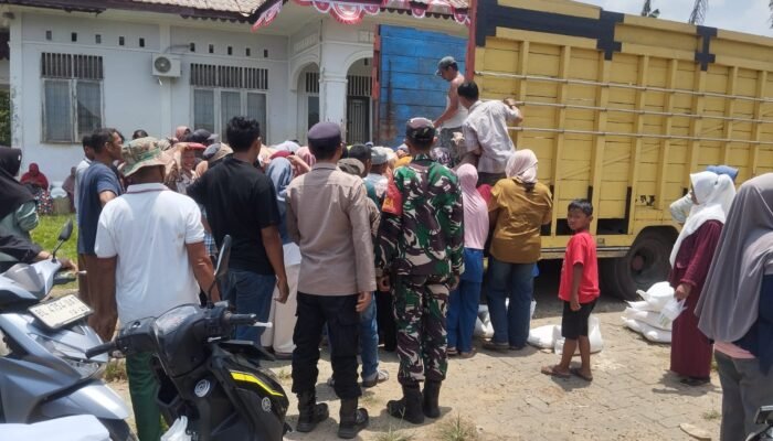 Polsek Tenggulun Monitoring dan Amankan Penyaluran Bantuan Beras CPP untuk Masyarakat