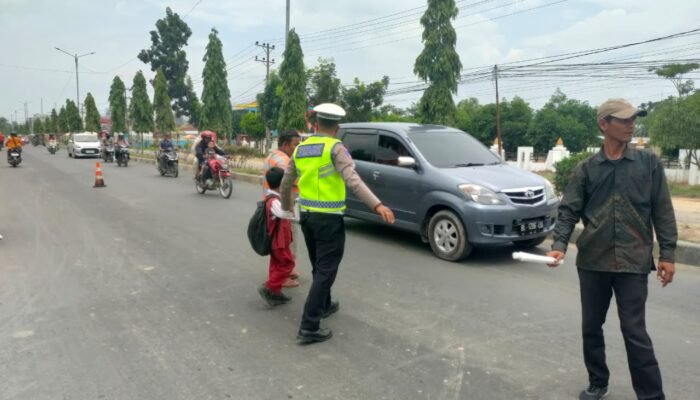 Pastikan Zona Aman Sekolah Lancar Dan Tertib, Sat Lantas Polres Aceh Tamiang Lakukan Pengaturan Arus Lalulintas