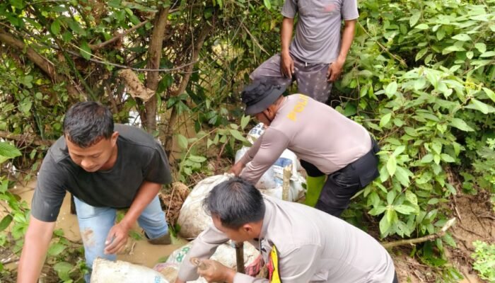Polsek Seruway dan Warga Bergotong Royong Tutup Bendungan Jebol, Genangan Berhasil Dikendalikan