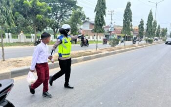 Pastikan Zona Aman Sekolah Lancar Dan Tertib, Sat Lantas Polres Aceh Tamiang Lakukan Pengaturan Arus Lalulintas