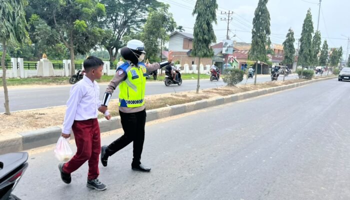 Pastikan Zona Aman Sekolah Lancar Dan Tertib, Sat Lantas Polres Aceh Tamiang Lakukan Pengaturan Arus Lalulintas
