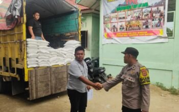 Personil Polsek Kejuruan Muda Laksanakan Pengamanan Penyaluran Bantuan Pangan oleh Pemerintah