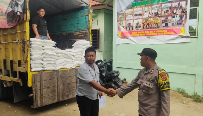 Personil Polsek Kejuruan Muda Laksanakan Pengamanan Penyaluran Bantuan Pangan oleh Pemerintah