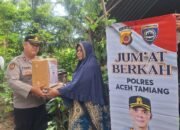 Jumat berkah polres Aceh Tamiang salur kan sembako untuk warga membutuh kan