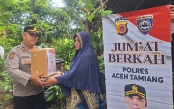 Jumat berkah polres Aceh Tamiang salur kan sembako untuk warga membutuh kan