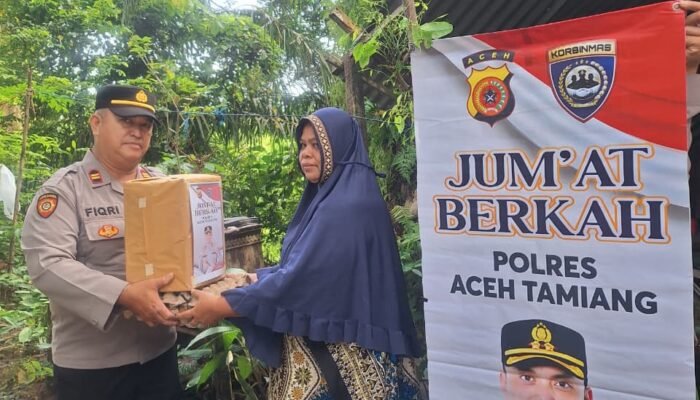 Jumat berkah polres Aceh Tamiang salur kan sembako untuk warga membutuh kan