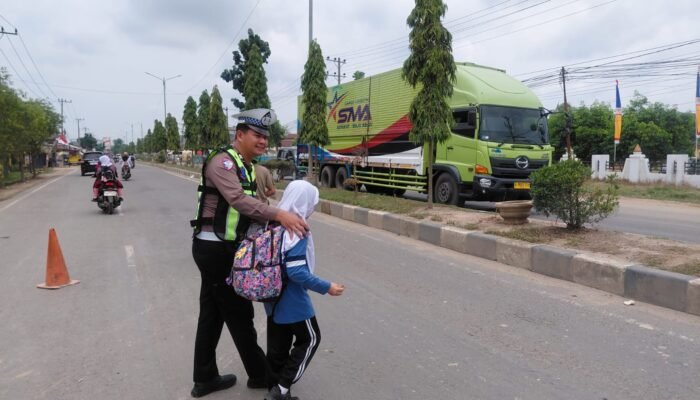 Strongpoint Pagi, Sat Lantas Polres Aceh Tamiang Hadir Jaga Keselamatan Pelajar di Zona Sekolah